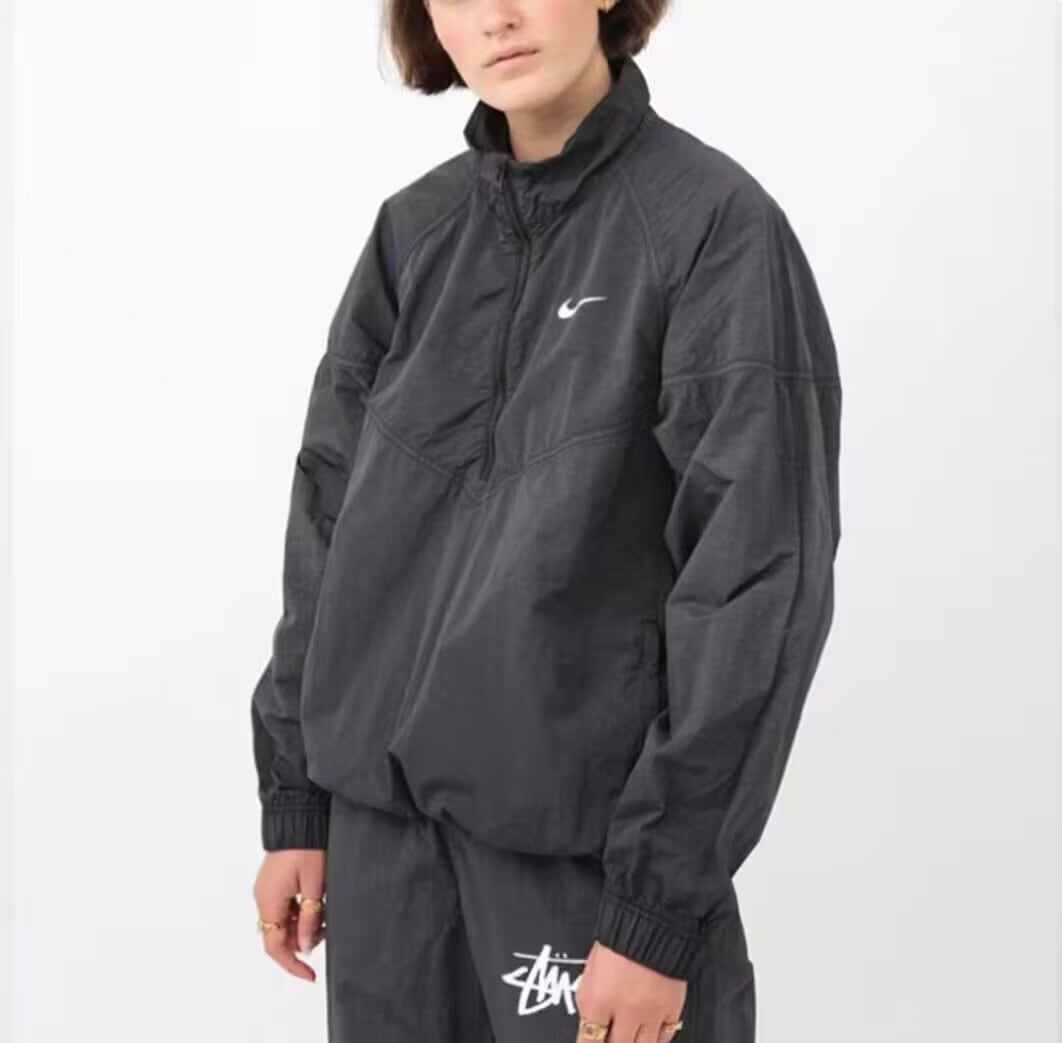 ナイキ ステューシー NIKE × STUSSY WINDRUNNER CT4310-045 ナイロンジャケット コラボ ハーフジップ男女兼用コート